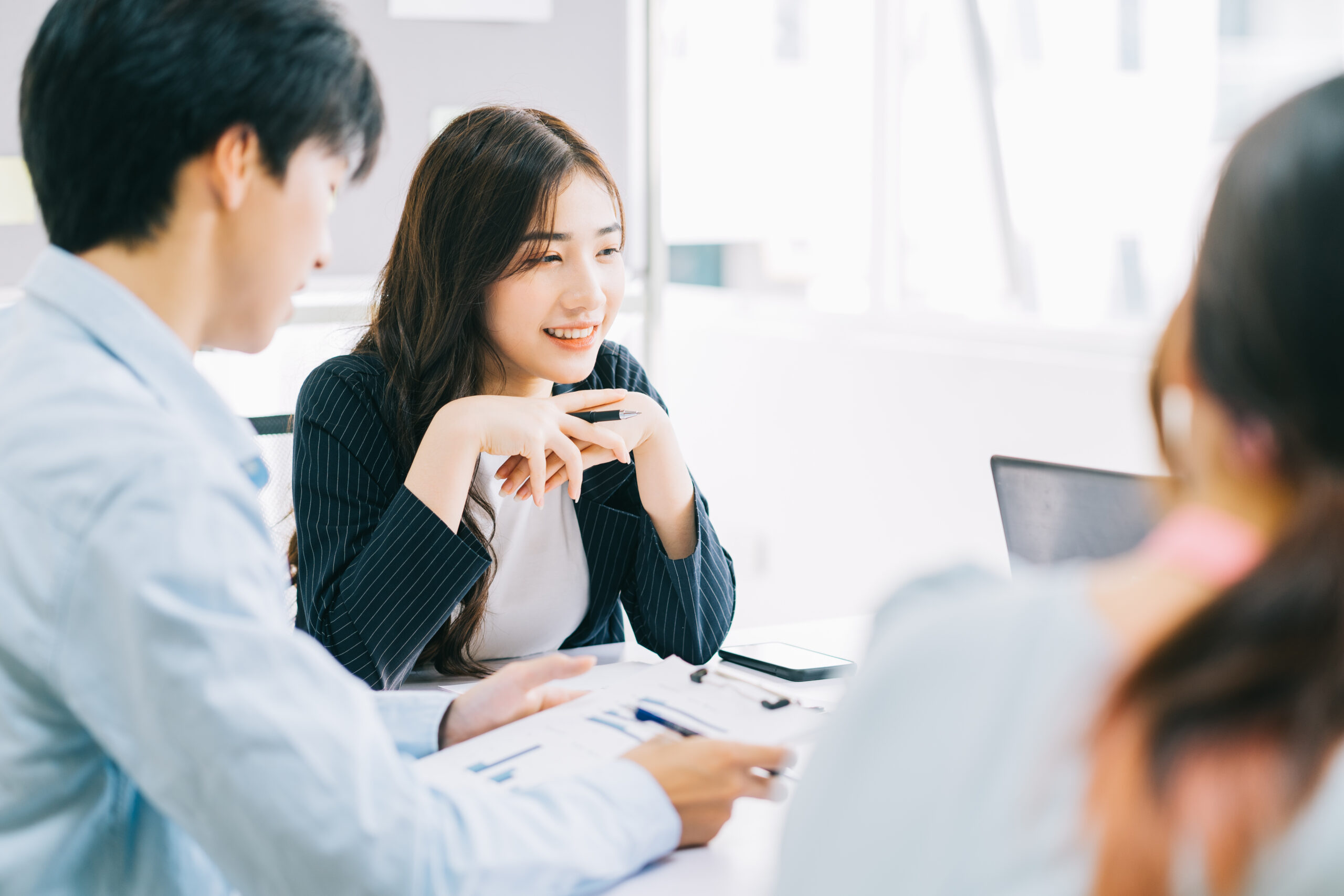 社員が話している様子